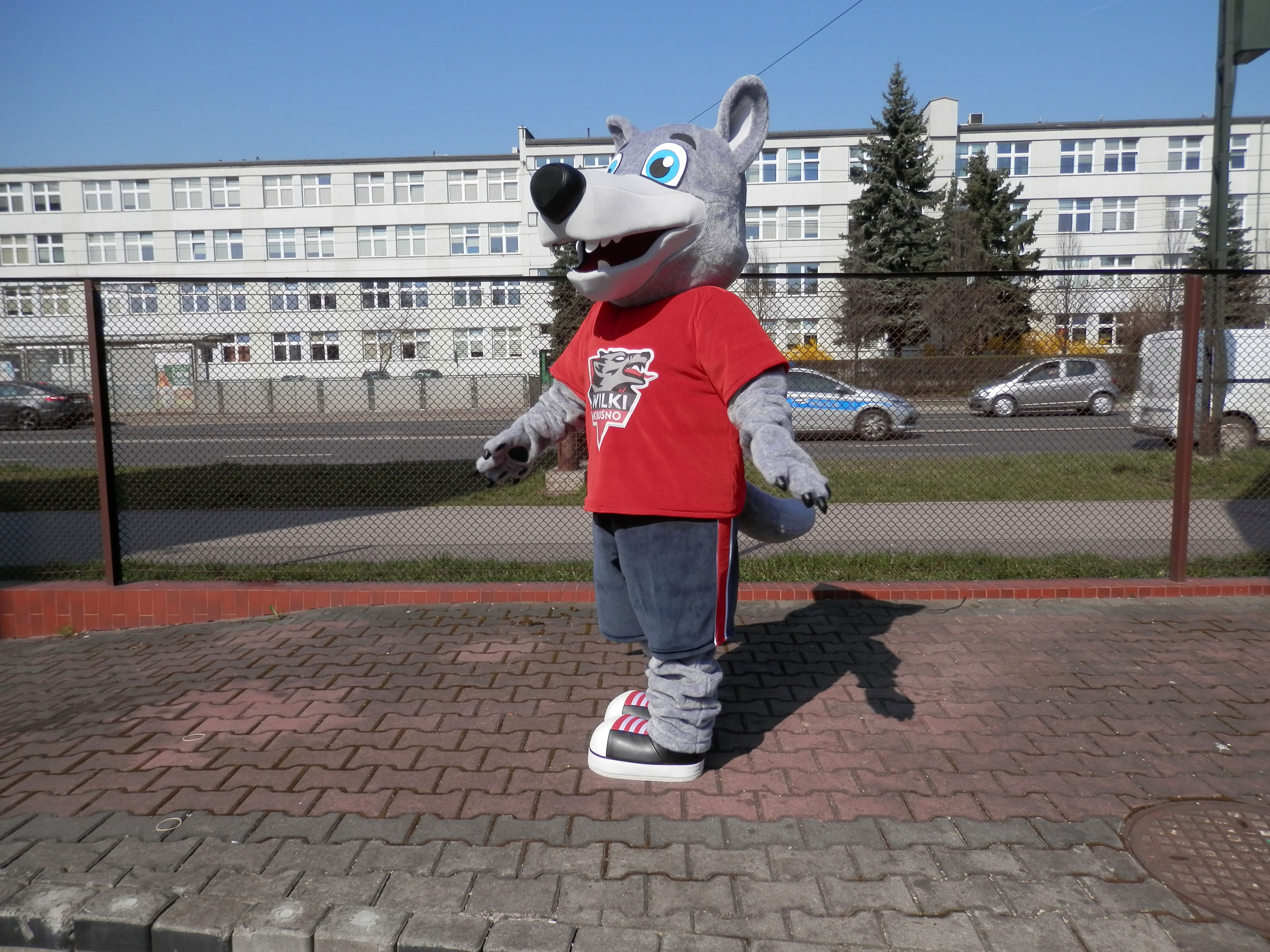 Na fotografii widnieje przebranie za wilka pozujące do zdjęcia opodal siedziby firmy Elabika